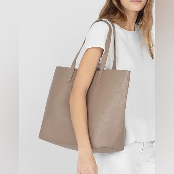 Cuyana Classic Structured Genuine Pebble Grain Leather Tote in Taupe 14” x 13”